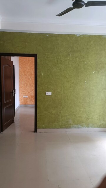 Furnished Amenities in 3 BHK Apartment at Amrapali Silicon City, Sector 76 – for Rent