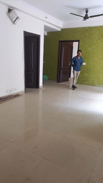 Room in 3 BHK Apartment at Amrapali Silicon City, Sector 76 – for Rent