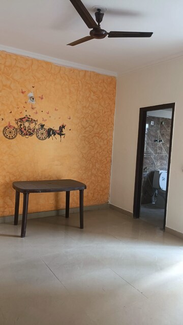 Room in 3 BHK Apartment at Amrapali Silicon City, Sector 76 – for Rent