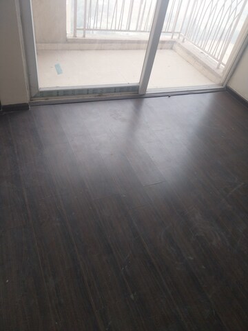 Room in 2.5 BHK Apartment at Mahagun Mywoods III, Sector 16c Greater Noida – for Sale
