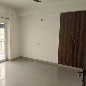 Room in 3 BHK Apartment at Amrapali Silicon City, Sector 76 – for Rent