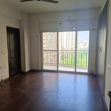 Room in 3 BHK Apartment at Amrapali Silicon City, Sector 76 – for Rent