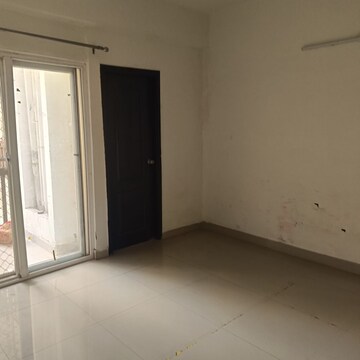 Room in 3 BHK Apartment at Amrapali Silicon City, Sector 76 – for Rent