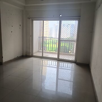 Room in 3 BHK Apartment at Amrapali Silicon City, Sector 76 – for Rent
