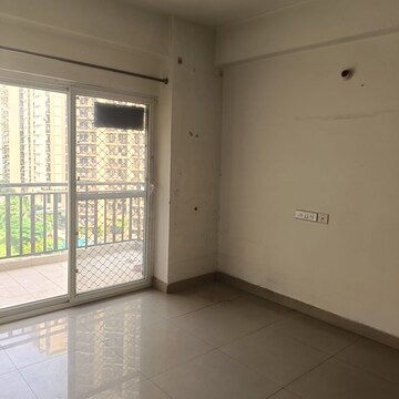 Room in 3 BHK Apartment at Amrapali Silicon City, Sector 76 – for Rent