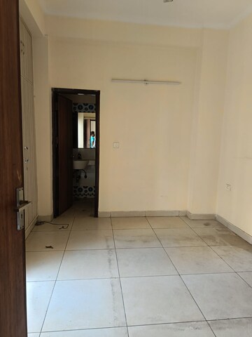 Room in 2 BHK Apartment at Amrapali Silicon City, Sector 76 – for Rent