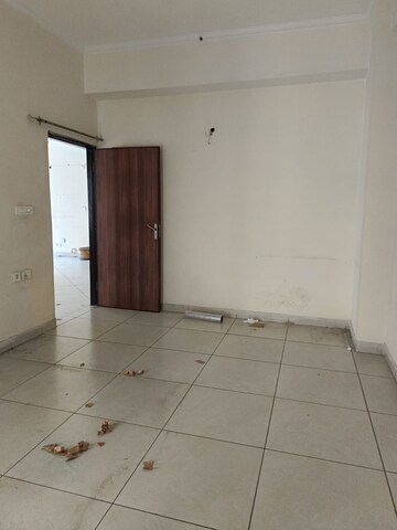 Room in 2 BHK Apartment at Amrapali Silicon City, Sector 76 – for Rent