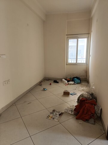 Room in 2 BHK Apartment at Amrapali Silicon City, Sector 76 – for Rent