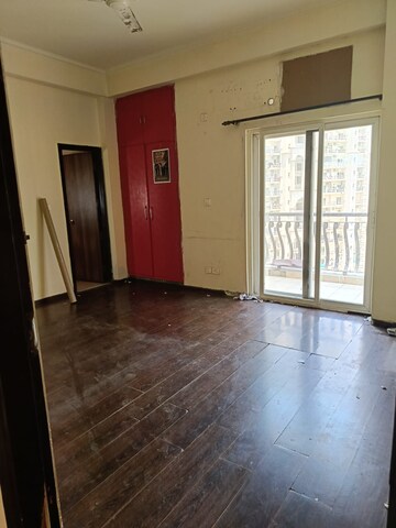 Room in 2 BHK Apartment at Amrapali Silicon City, Sector 76 – for Rent