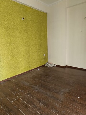 Room in 2 BHK Apartment at Amrapali Silicon City, Sector 76 – for Rent