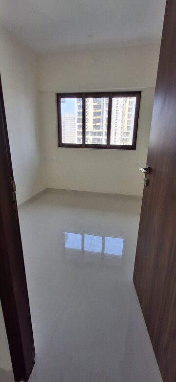 Room in 2.5 BHK Apartment at Lotus Sky Garden, Malad West – for Rent