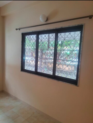 Room in 1.5 BHK Apartment at Adarsh Nagar Society, Worli – for Rent