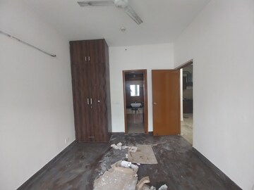 Room in 3 BHK Apartment at Mahagun Mywoods III, Sector 16c Greater Noida – for Sale