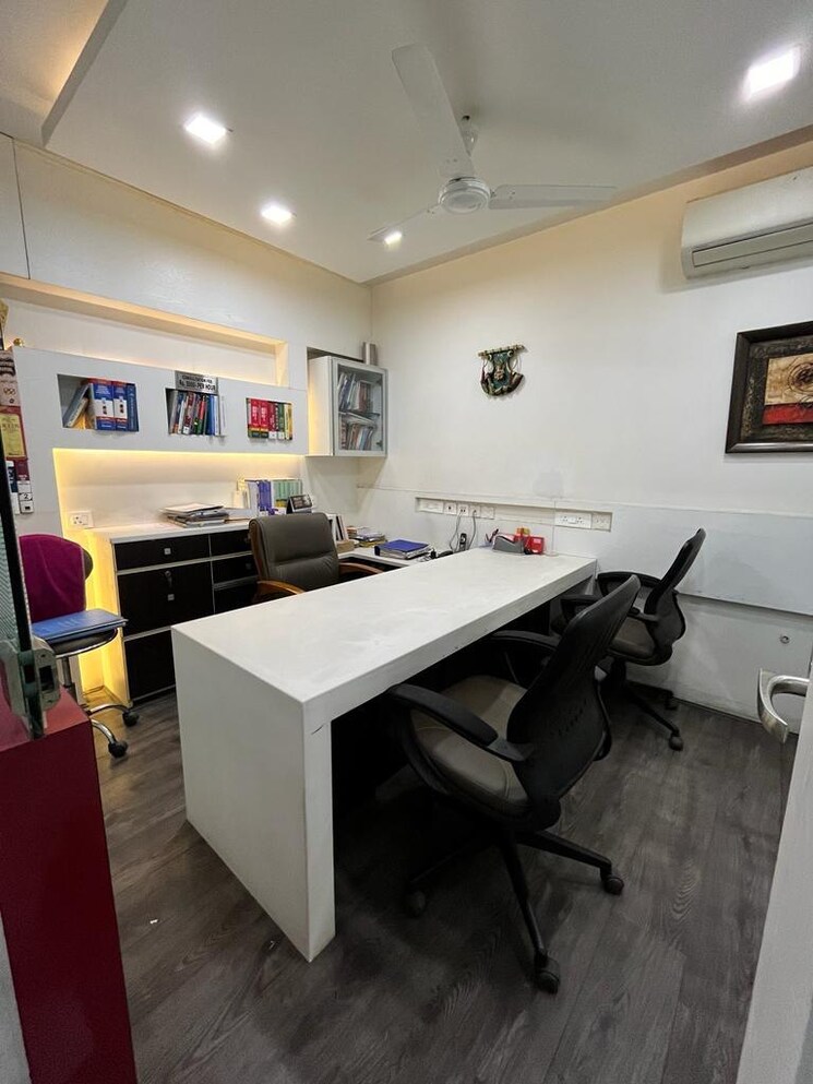 Team Area, netaji subhash place Commercial Office Space 560 Sq.Ft. In Netaji Subhash Place Delhi 8111439