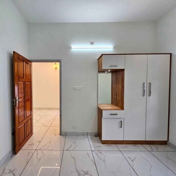 Room in 3 BHK Builder Floor at DLF Atria, Dlf Phase ii – for Rent