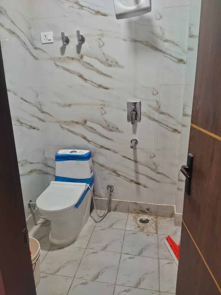 Bathroom, govindpuri 3 Bedroom 900 Sq.Ft. Builder Floor In Govindpuri Delhi 8111705
