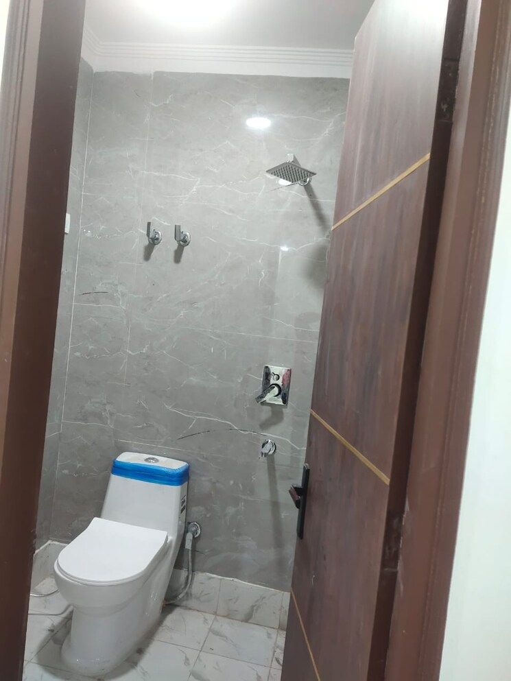 Bathroom, govindpuri 3 Bedroom 900 Sq.Ft. Builder Floor In Govindpuri Delhi 8111705
