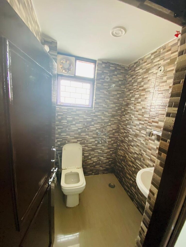 Attached Bathroom, tata-gurgaon-gateway 3 Bedroom 2520 Sq.Ft. Apartment In Sector 112 Gurgaon 8111731