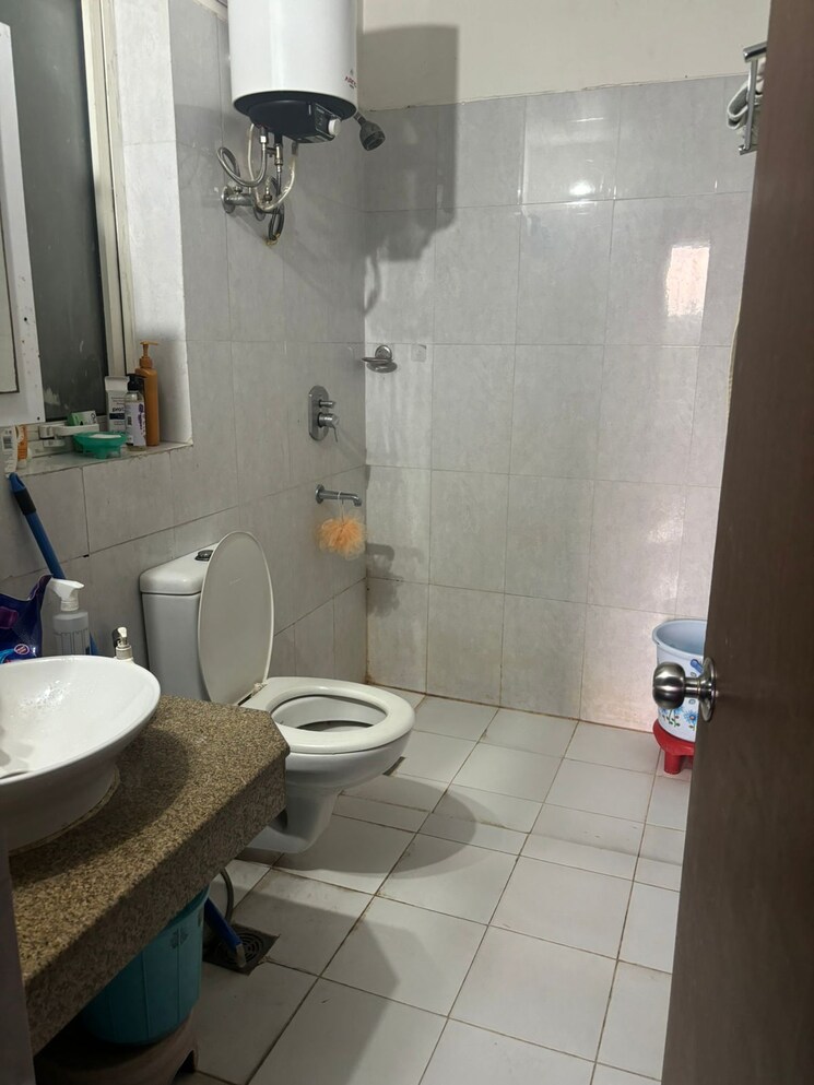 Bathroom, indiabulls-centrum-park 2.5 Bedroom 1600 Sq.Ft. Apartment In Sector 103 Gurgaon 8111773
