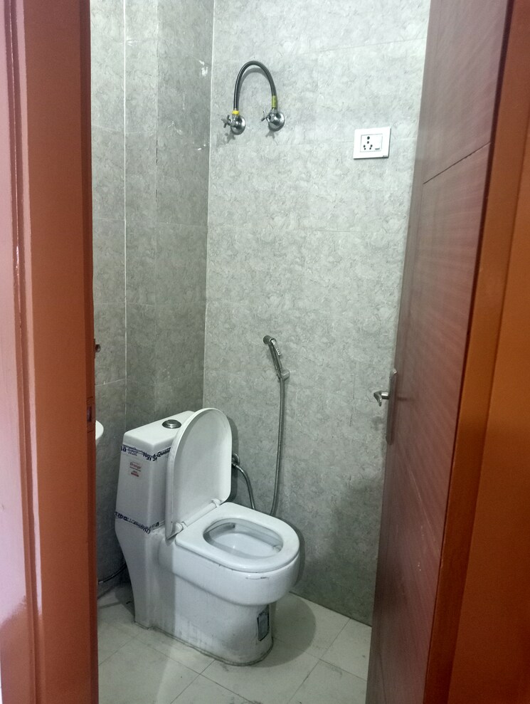 Bathroom, shakti khand 2 Bedroom 950 Sq.Ft. Builder Floor In Shakti Khand Ghaziabad 8111894