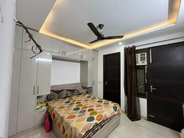 Bedroom in 3 BHK Builder Floor at Sector 43 – for Rent