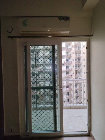 Room in 3.5 BHK Apartment at Fusion Homes, Tech Zone 4 Greater Noida – for Rent