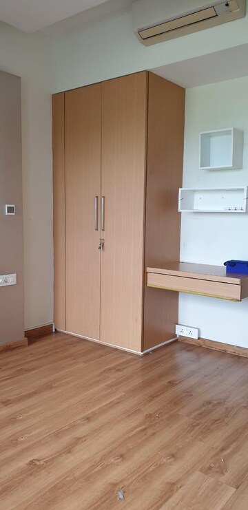 Room in 3 BHK Apartment at Lodha Fiorenza, Goregaon East – for Rent