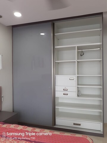Room in 3 BHK Apartment at Oberoi Realty Esquire, Goregaon East – for Rent