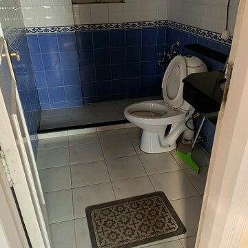 Bathroom in 4 BHK Apartment at Army Sispal Vihar, Sector 49 – for Rent