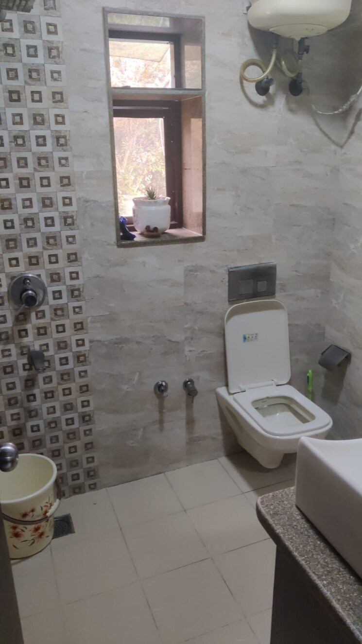 Bathroom, central-park-flower-valley-aqua-front-towers 3 Bedroom 2134 Sq.Ft. Apartment In Sohna Sector 33 Gurgaon 8112367