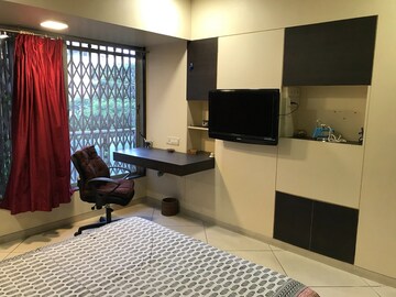 Team Area in 1 BHK Apartment at Bandra West – for Rent