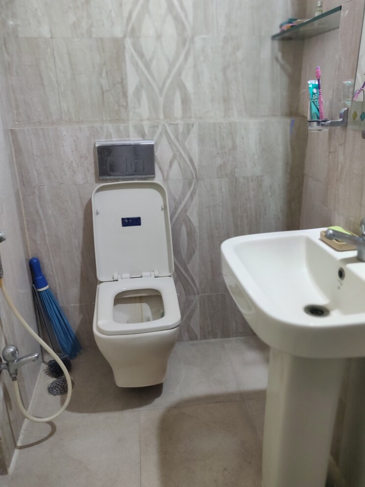 Bathroom, hill-view-banjara-hills 3 Bedroom 1600 Sq.Ft. Apartment In Banjara Hills Hyderabad 8112428