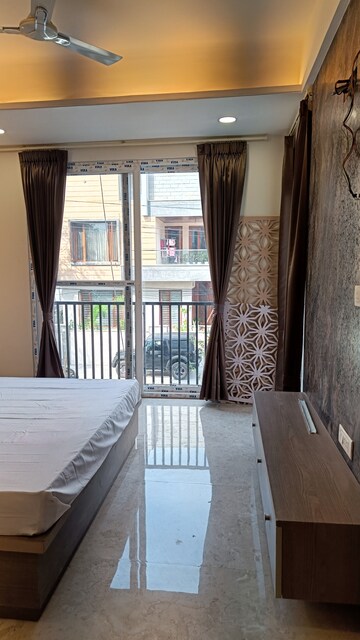 Room in 2 BHK Apartment at Raja Park – for Rent