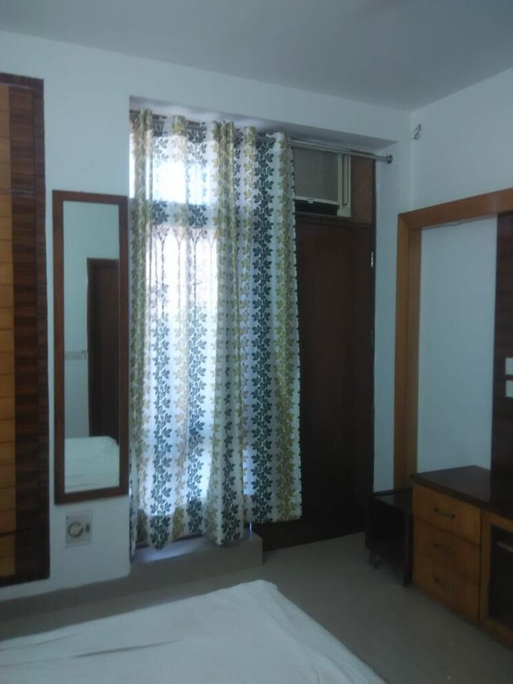 Room, ardee-city 4 Bedroom 2000 Sq.Ft. Builder Floor In Sector 52 Gurgaon 8112445