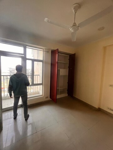 Room in 2 BHK Apartment at Gaur City 2 - 10th Avenue, Sector 16c Greater Noida – for Rent