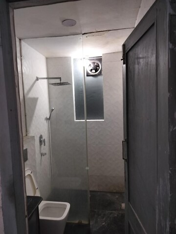 Master Bedroom in 3 BHK Builder Floor at Unitech South City 1, South City 1 – for Rent