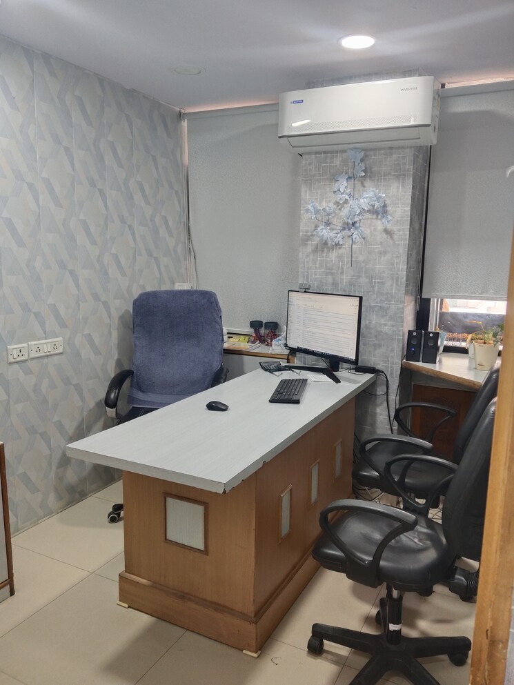 Team Area, netaji subhash place Commercial Office Space 445 Sq.Ft. In Netaji Subhash Place Delhi 8112552