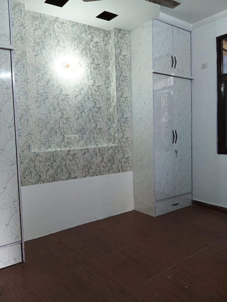 Room, rohini sector 25 3 Bedroom 900 Sq.Ft. Builder Floor In Rohini Sector 25 Delhi 8112580