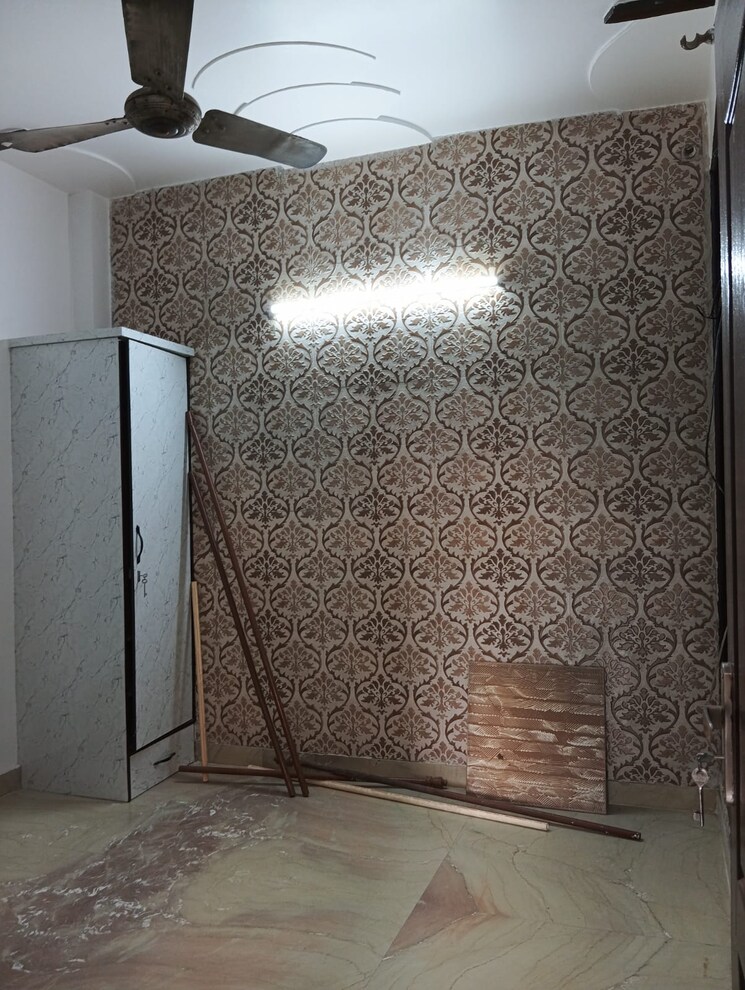 Room, rohini sector 25 3 Bedroom 900 Sq.Ft. Builder Floor In Rohini Sector 25 Delhi 8112580