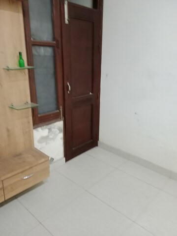 Room in 1.5 BHK Builder Floor at Ansals Sushant City – for Rent