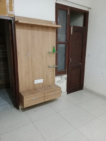 Room in 1.5 BHK Builder Floor at Ansals Sushant City – for Rent