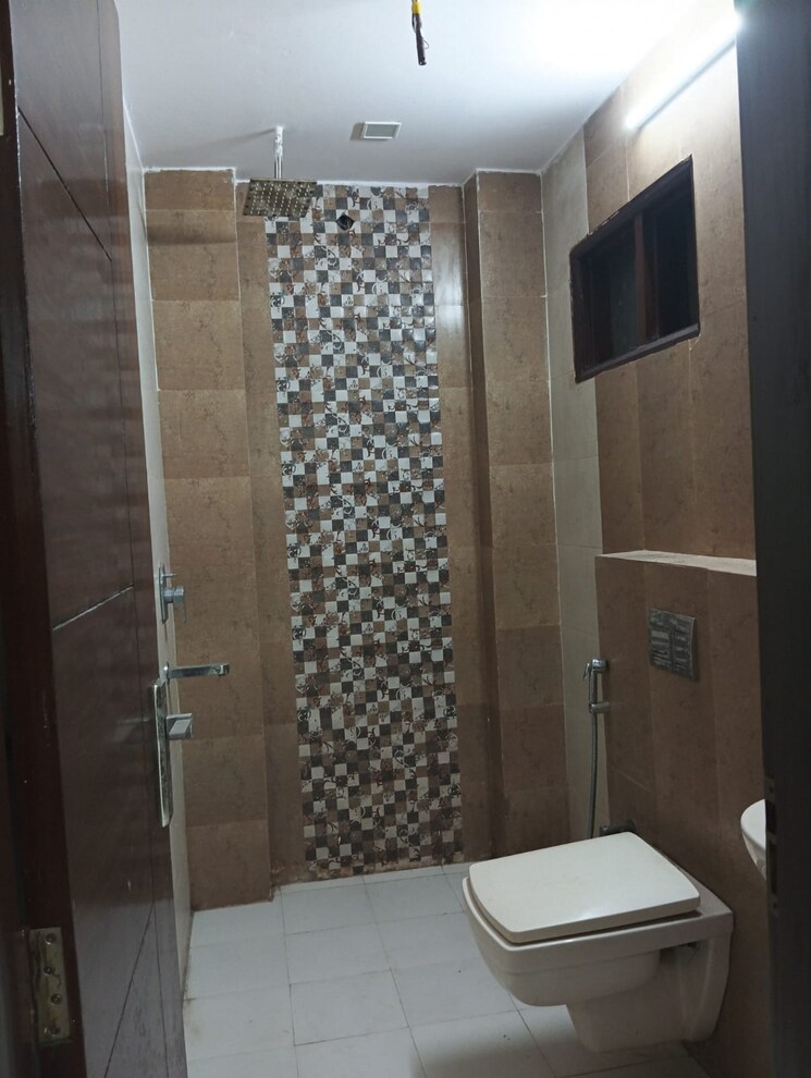 Bathroom, rohini sector 25 2 Bedroom 830 Sq.Ft. Builder Floor In Rohini Sector 25 Delhi 8112644