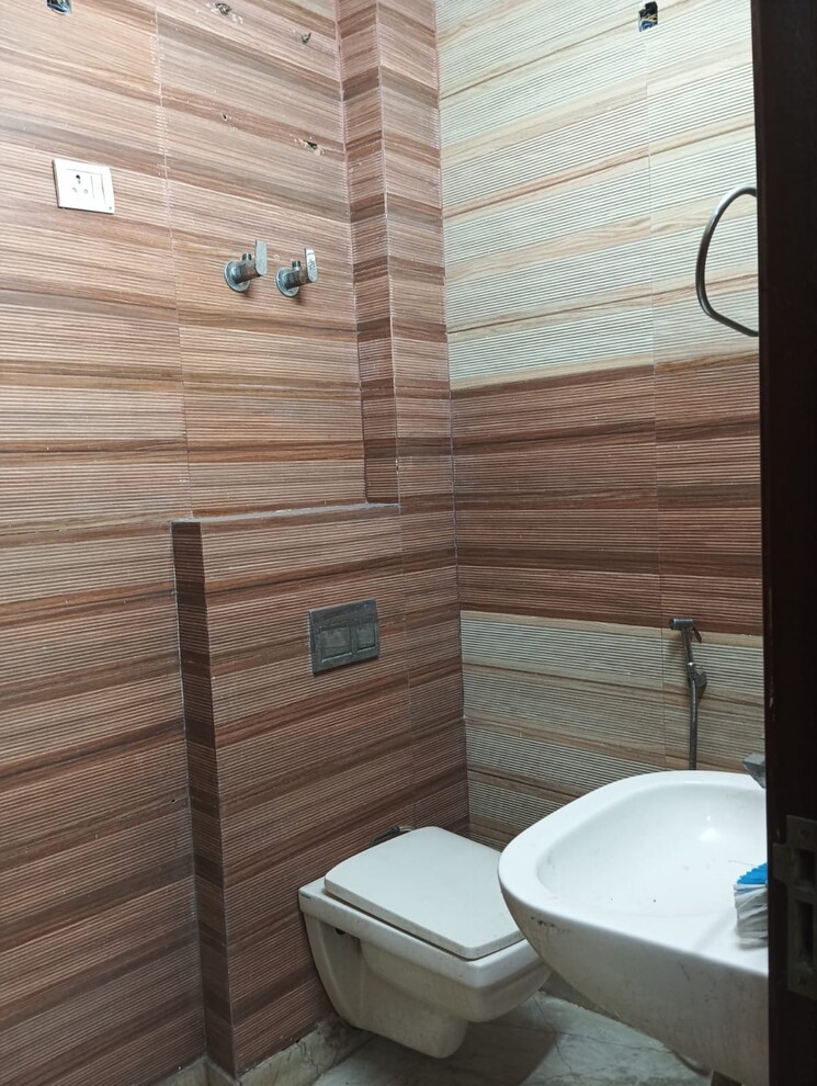 Bathroom, rohini sector 25 2 Bedroom 830 Sq.Ft. Builder Floor In Rohini Sector 25 Delhi 8112644