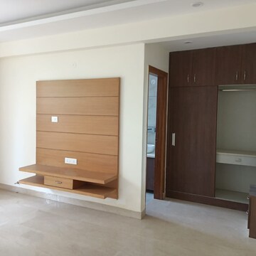Room in 3 BHK Apartment at Ansal API Versalia, Sector 67a – for Rent
