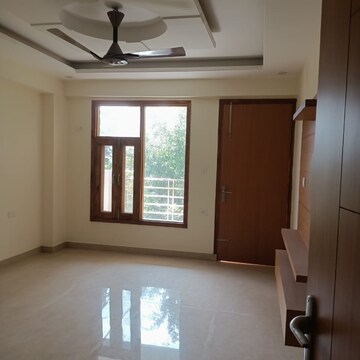 Room in 3 BHK Apartment at Ansal API Versalia, Sector 67a – for Rent