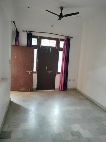 Room in 2 BHK Builder Floor at Gomti Nagar – for Rent