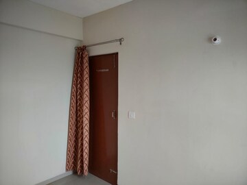 Room in 2 BHK Apartment at Pyramid Elite, Sector 86 – for Rent