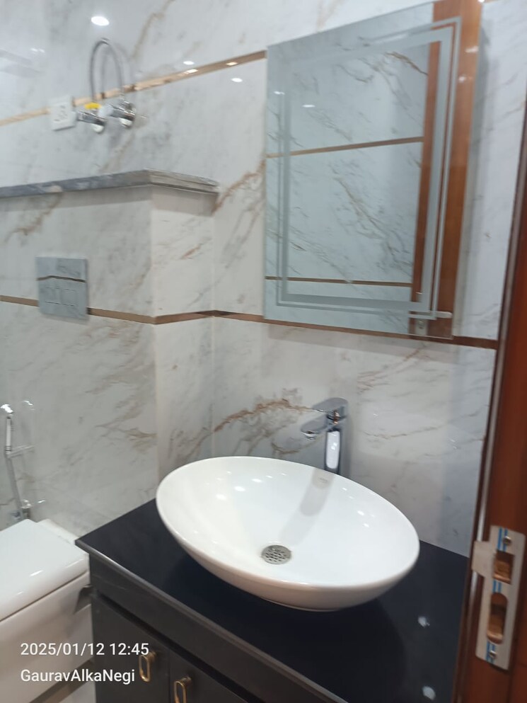Bathroom, j block pratap vihar 3 Bedroom 112 Sq.Mt. Builder Floor In J Block Pratap Vihar Ghaziabad 8113030