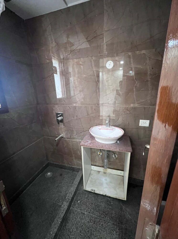 Bathroom, kalkaji 2 Bedroom 100 Sq.Yd. Builder Floor In Kalkaji Delhi 8113072