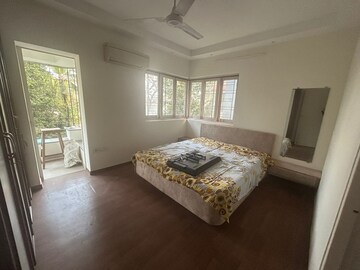 Bedroom in 2 BHK Apartment at Juhu – for Rent